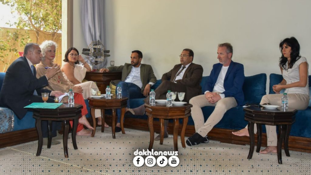 وفد من الإعلاميين والأساتذة الباحثين الإسبان يجري لقاء هام مع رئيس مجلس جماعة الداخلة ‘الراغب حرمة الله’